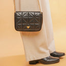 Bolsa Pegada Tiracolo em Couro Preto Pequena